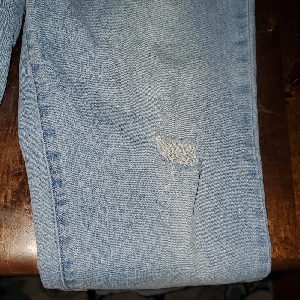 Nicole Miller High Rise Lt. Blue, Size 8, 5 Pocket Style, Button Fly Jeans. - Picture 4 of 10